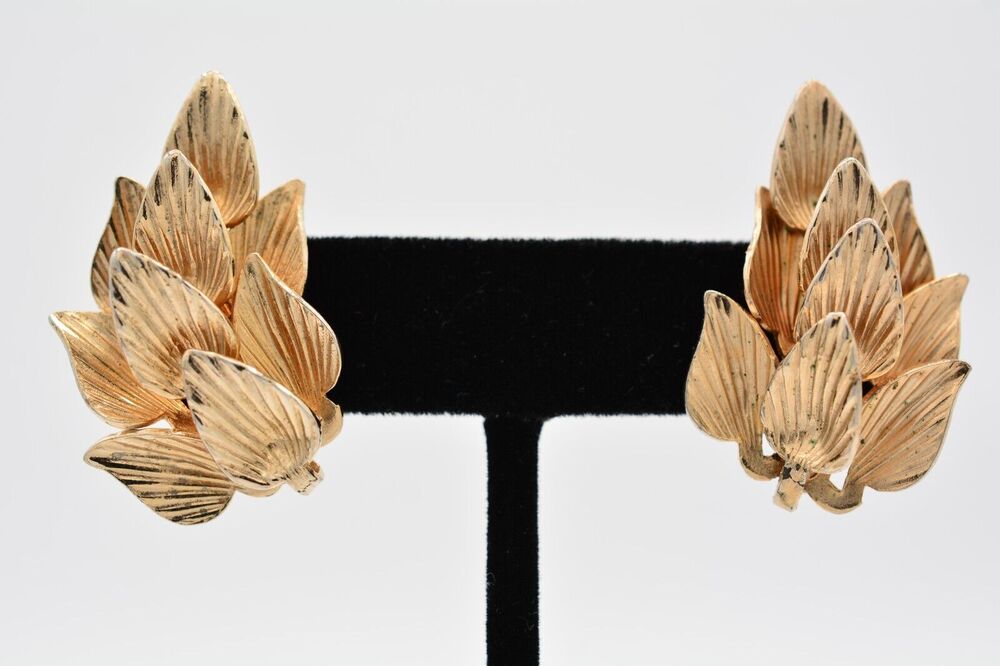 Star Vintage Clip On Earrings Leaf Cluster Gold Tone Chunky Signed 1940s 9L
